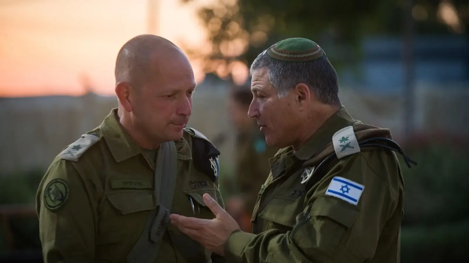 אלוף דוד זיני (מימין) עם מפקד זרוע היבשה, אלוף נדב לוטן, בטקס הפרידה
6 ביוני 2025 אלוף דוד זיני (מימין) עם מפקד זרוע היבשה, אלוף נדב לוטן, בטקס הפרידה
6 ביוני 2025