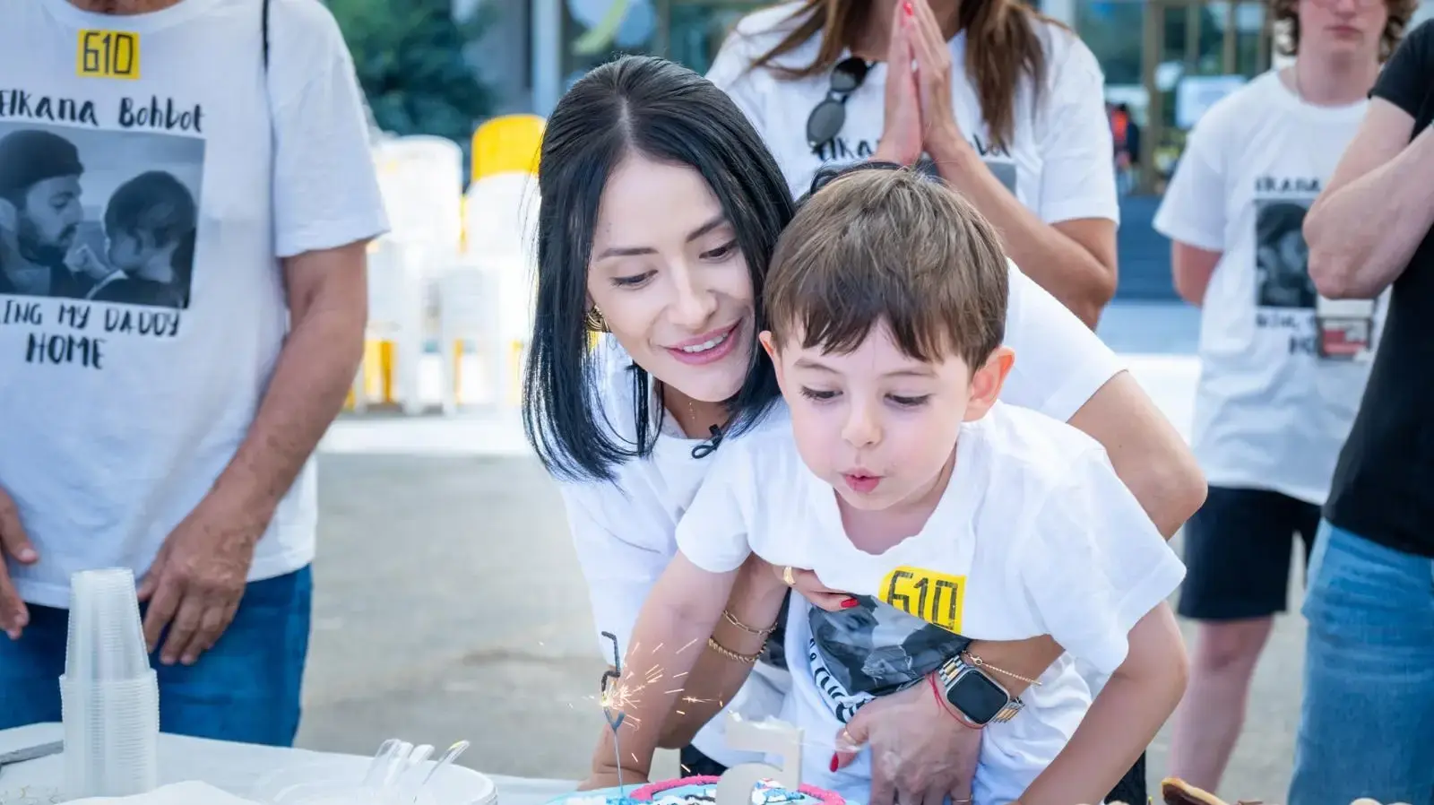 ראם בוחבוט, בנו של החטוף אלקנה בוחבוט, חוגג היום יום הולדת 5 בכיכר החטופים ראם בוחבוט, בנו של החטוף אלקנה בוחבוט, חוגג היום יום הולדת 5 בכיכר החטופים