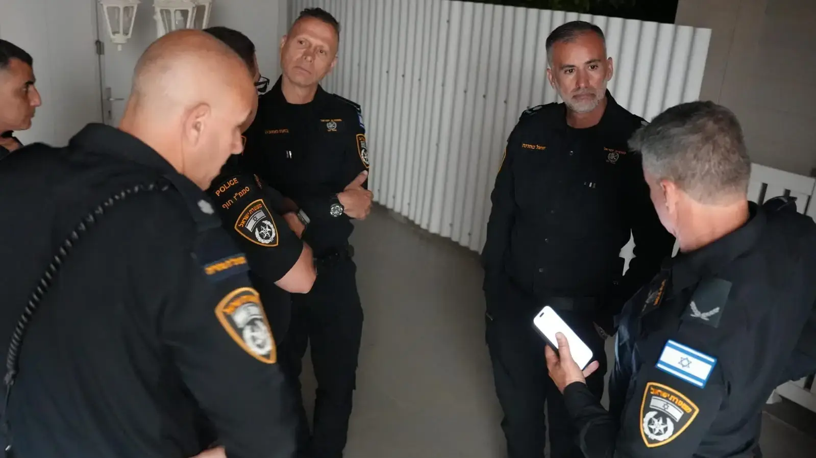 שוטרי מחוז חוף בזירת הרצח בנהריה שוטרי מחוז חוף בזירת הרצח בנהריה