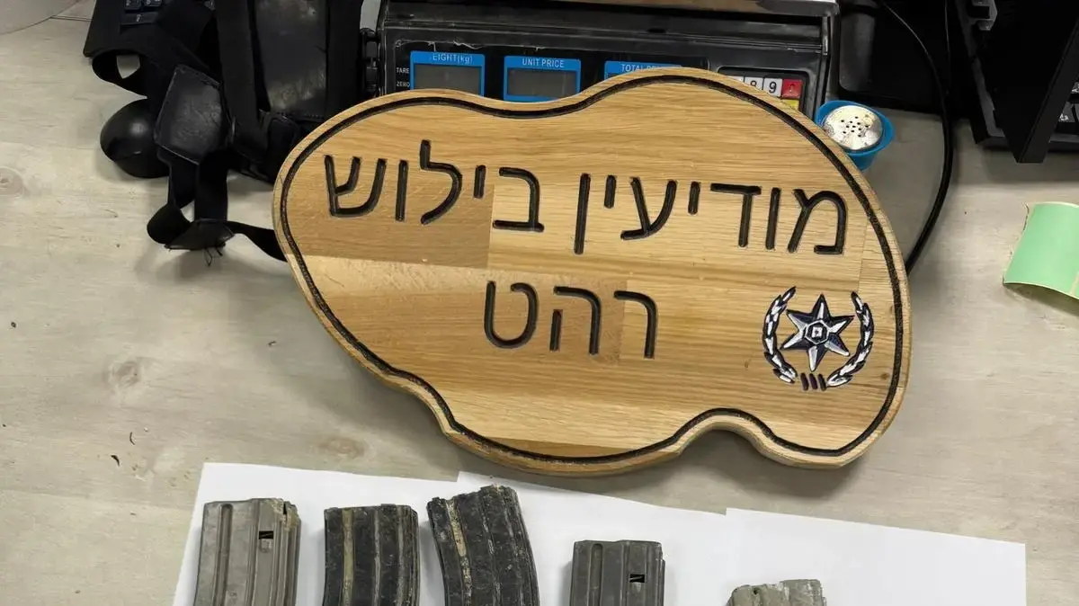 שוטרי תחנת רהט ולוחמי יחידות סה״ר ויואב של המחוז הדרומי עצרו חשודים עם אקדחים. שוטרי תחנת רהט ולוחמי יחידות סה״ר ויואב של המחוז הדרומי עצרו חשודים עם אקדחים.