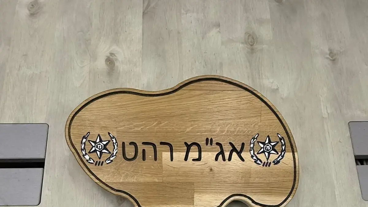 שוטרי תחנת רהט ולוחמי יחידות סה״ר ויואב של המחוז הדרומי עצרו חשודים עם אקדחים. שוטרי תחנת רהט ולוחמי יחידות סה״ר ויואב של המחוז הדרומי עצרו חשודים עם אקדחים.