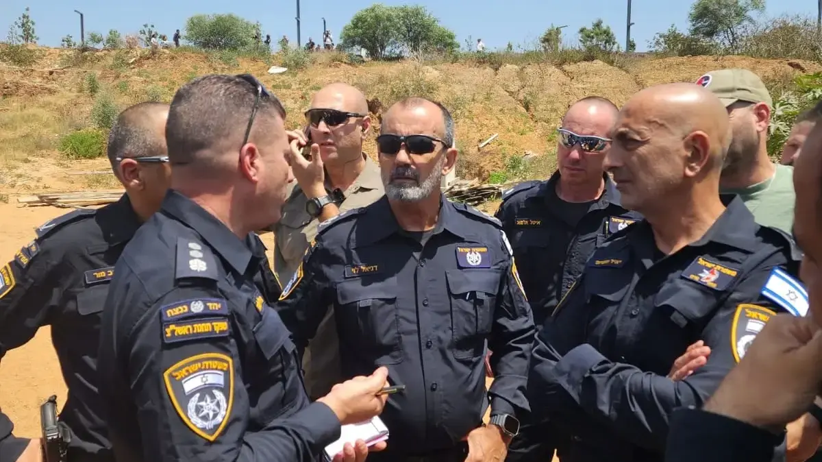 המפכ"ל דני לוי בזירת הירי בראשון לציון, 8 ביוני 2025 המפכ"ל דני לוי בזירת הירי בראשון לציון, 8 ביוני 2025