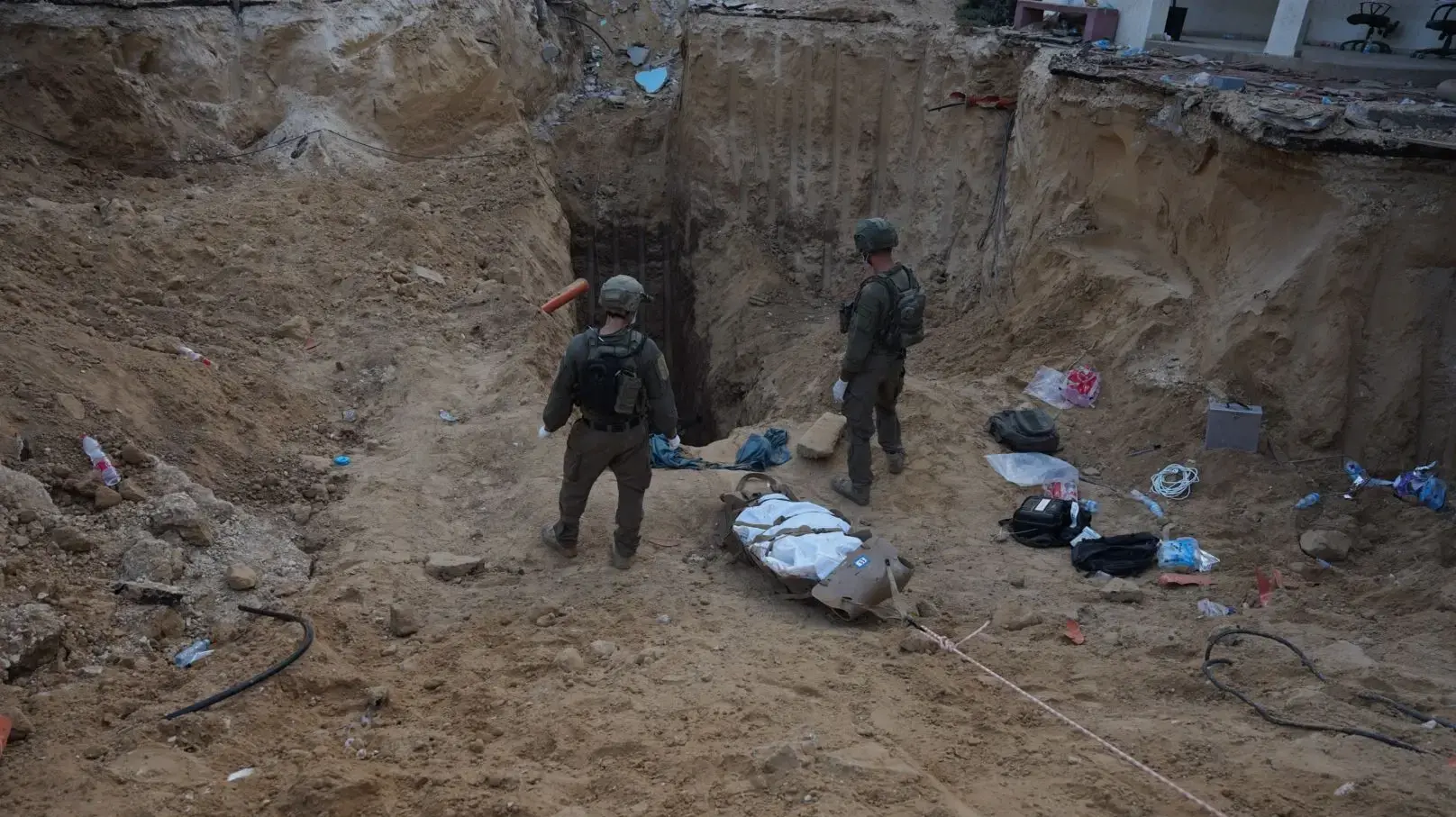 הוצאת גופת מוחמד סינוואר מתוך התשתית התת-קרקעית בבית החולים האירופאי בח'אן יונס