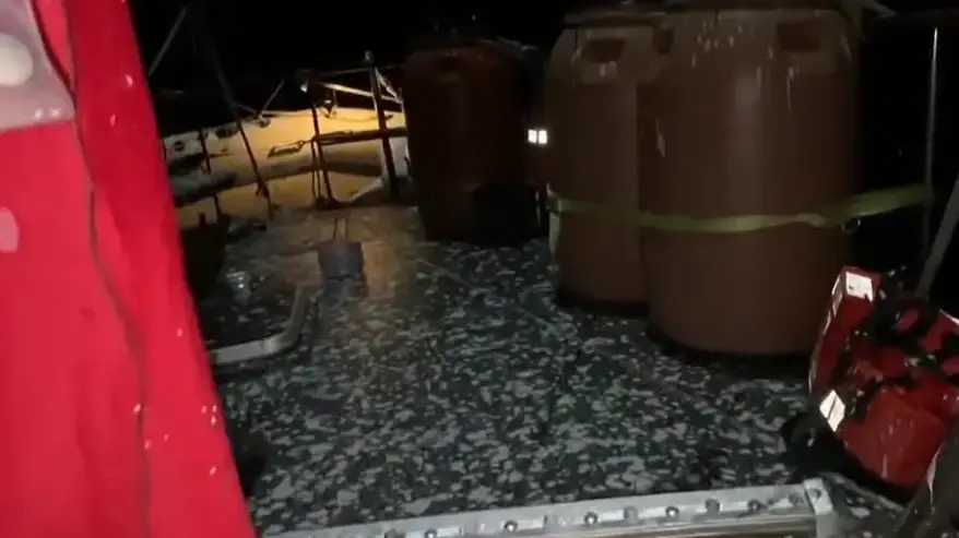 "חומר לבן מגרה" שרוסס על ידי רחפנים ישראלים בספינת ה"מדלין". 9.6.2025 "חומר לבן מגרה" שרוסס על ידי רחפנים ישראלים בספינת ה"מדלין". 9.6.2025
