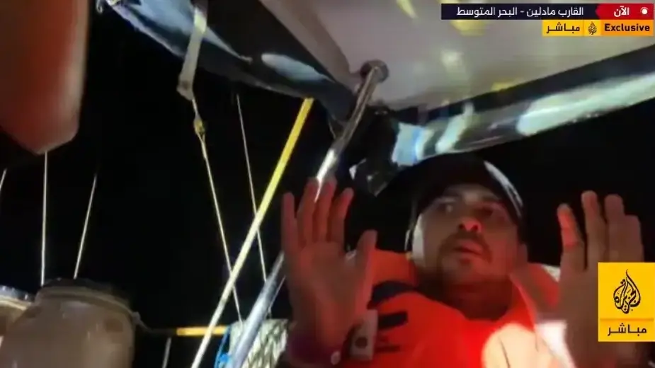 רגע עליית חיילי צה"ל לספינת ה"מדלין", הפעיל מרים ידיים. 9.6.2025 רגע עליית חיילי צה"ל לספינת ה"מדלין", הפעיל מרים ידיים. 9.6.2025