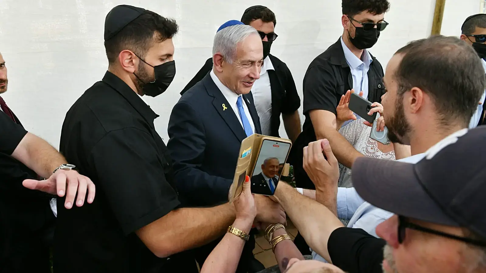טקס התייחדות עם חללי אלטלנה, בית קברות נחלת יצחק. טקס התייחדות עם חללי אלטלנה, בית קברות נחלת יצחק.