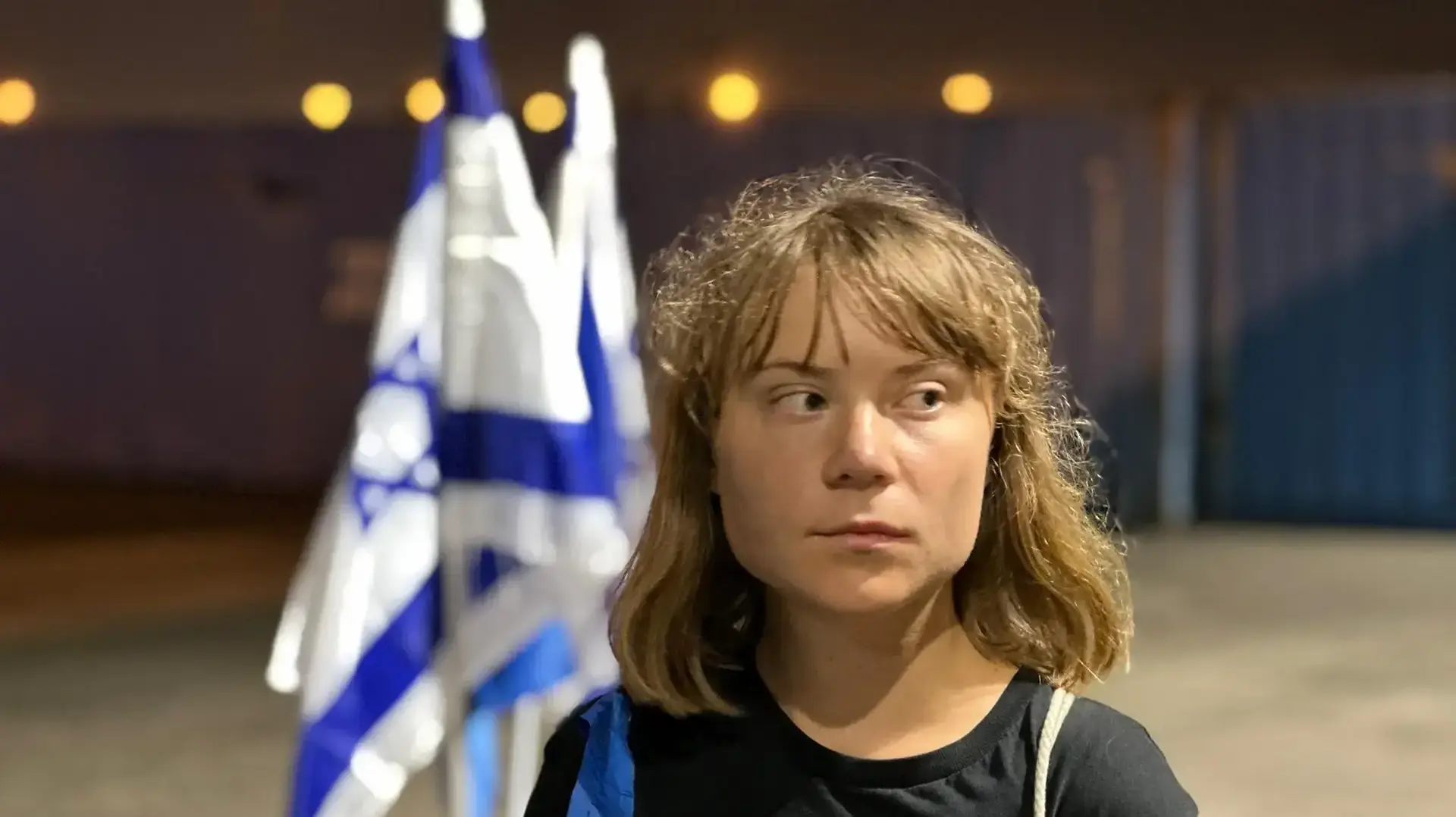 על רקע דגל ישראל- גרטה הגיעה לנמל אשדוד. 9 ביוני 2025 על רקע דגל ישראל- גרטה הגיעה לנמל אשדוד. 9 ביוני 2025