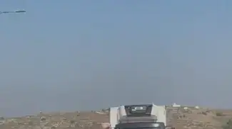 מתנחל חוסם את הדרך לכפר יאסוף