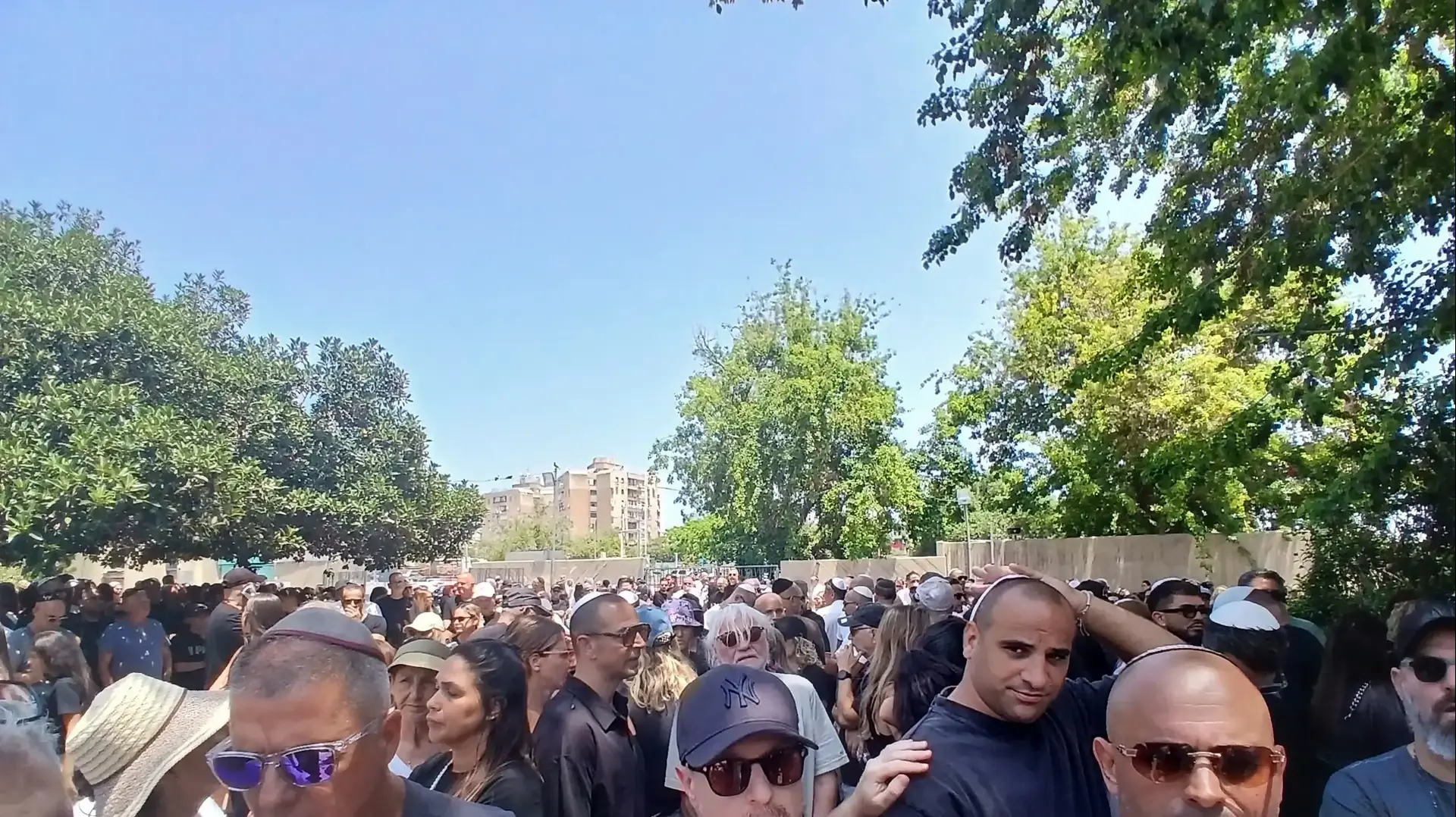 הלוויתו של הנער בן ה14 שנהרג מירי. בית העלמין חולון הלוויתו של הנער בן ה14 שנהרג מירי. בית העלמין חולון