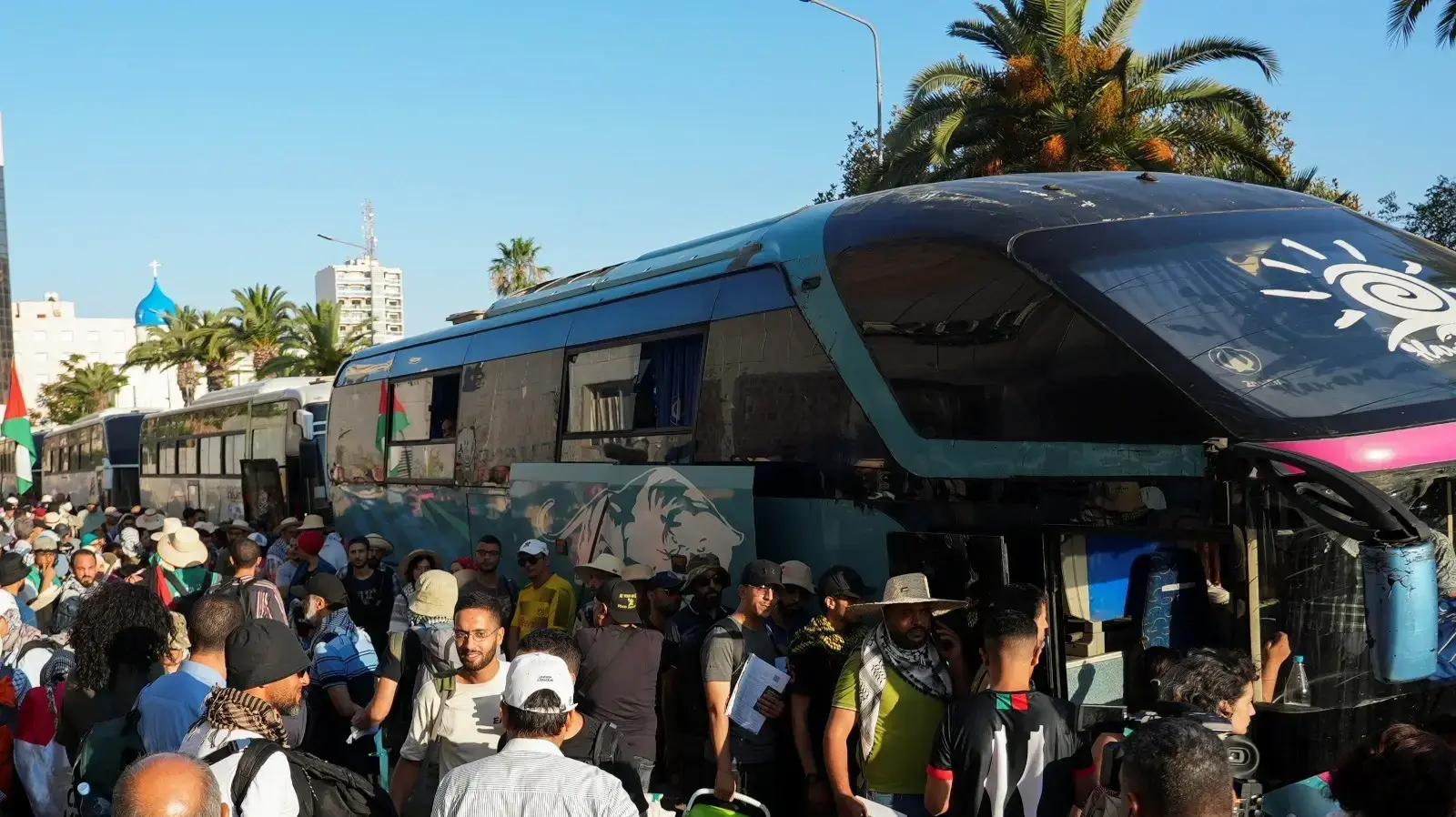 משתתפי "שיירת העמידה האיתנה" שמטרתה להגיע לעזה, תוניסיה, 9 ביוני 2025 משתתפי "שיירת העמידה האיתנה" שמטרתה להגיע לעזה, תוניסיה, 9 ביוני 2025