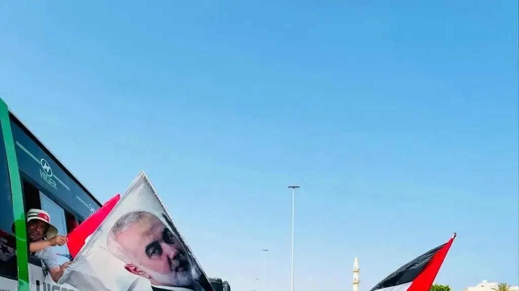 משתתפים בשיירה מניפים דגלים ביניהם תמונה של אסמאעיל הניה והדגל הפלסטיני, 11 ביוני 2025 משתתפים בשיירה מניפים דגלים ביניהם תמונה של אסמאעיל הניה והדגל הפלסטיני, 11 ביוני 2025