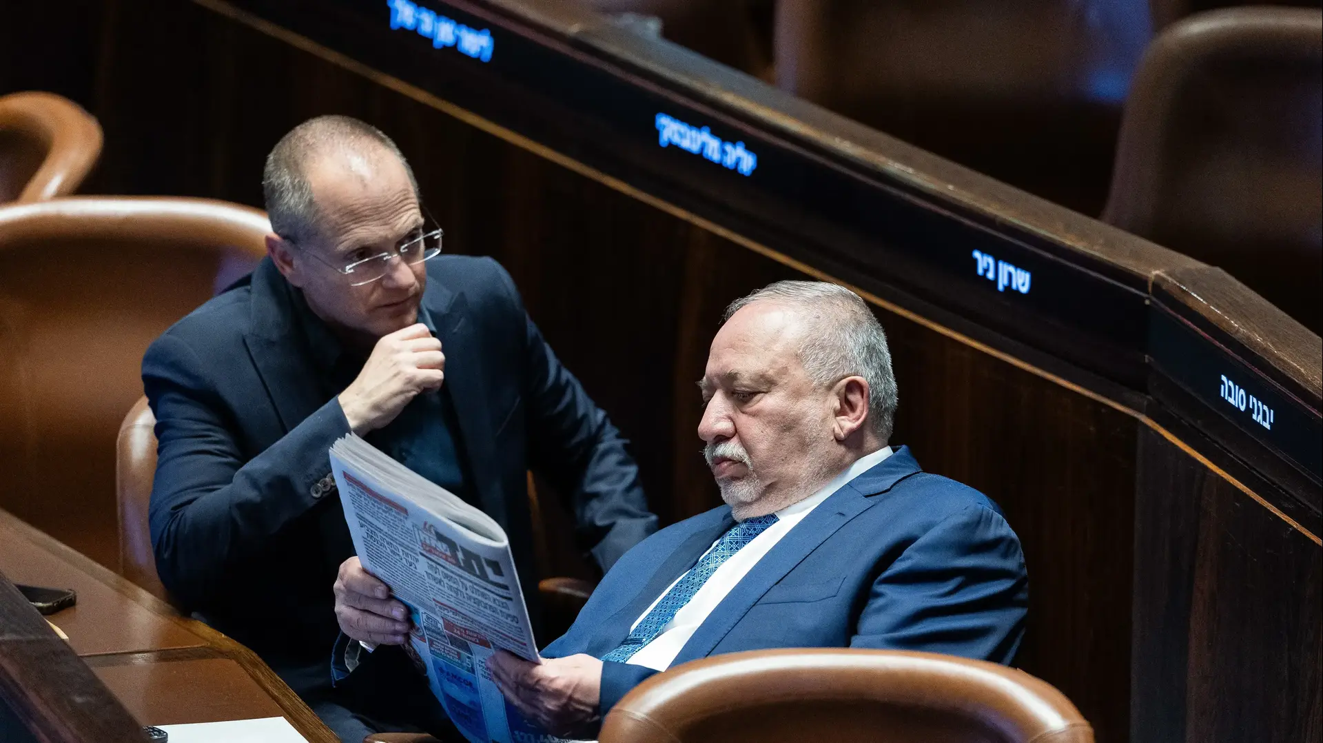 אביגדור ליברמן, עודד פורר, הצבעה על הצעת החוק לפיזור הכנסת, מליאת הכנסת, 12 ביוני 2025 אביגדור ליברמן, עודד פורר, הצבעה על הצעת החוק לפיזור הכנסת, מליאת הכנסת, 12 ביוני 2025