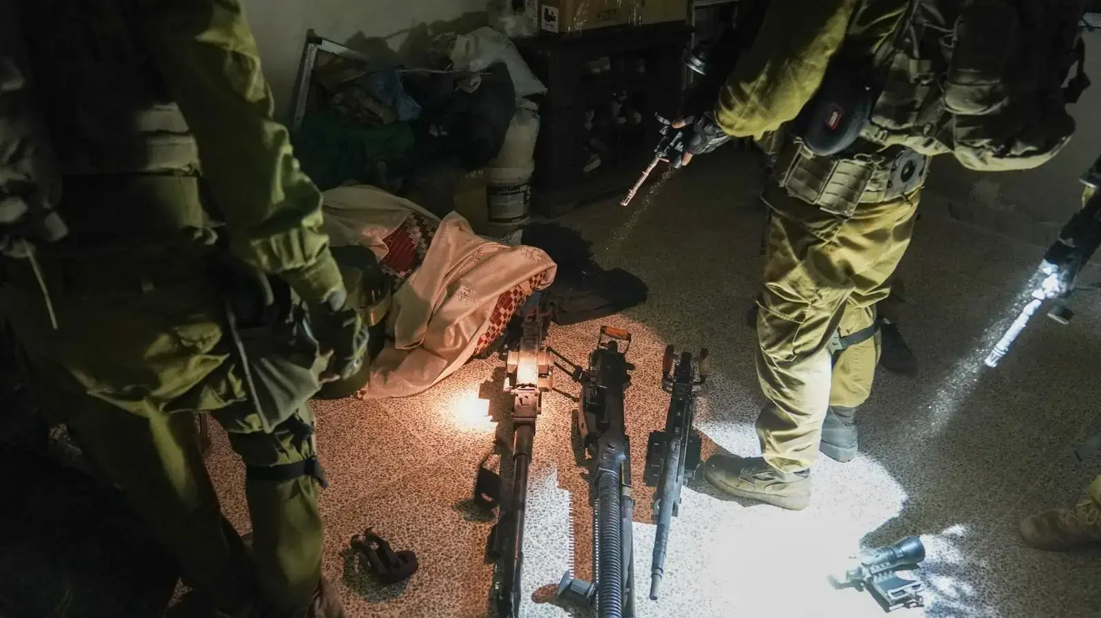 אמצעי לחימה שאותרו והוחרמו ע"י כוחות צה"ל במבצע למעצר מחבלים מארגון הטרור חמאס שפעלו במרחב בית ג׳ן שבסוריה, 11 ביוני 2025 אמצעי לחימה שאותרו והוחרמו ע"י כוחות צה"ל במבצע למעצר מחבלים מארגון הטרור חמאס שפעלו במרחב בית ג׳ן שבסוריה, 11 ביוני 2025