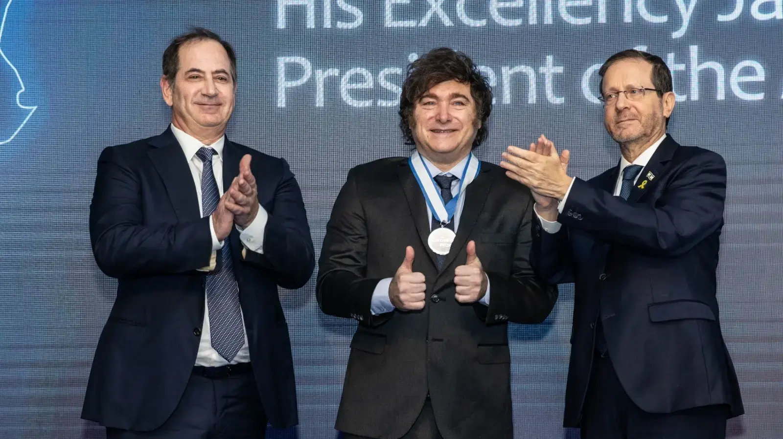 מימין לשמאל: הנשיא יצחק הרצוג, זוכה פרס בראשית לשנת 2025 חוויאר מיליי-נשיא ארגנטינה, יו״ר קרן פרס בראשית סטן פולובץ מימין לשמאל: הנשיא יצחק הרצוג, זוכה פרס בראשית לשנת 2025 חוויאר מיליי-נשיא ארגנטינה, יו״ר קרן פרס בראשית סטן פולובץ