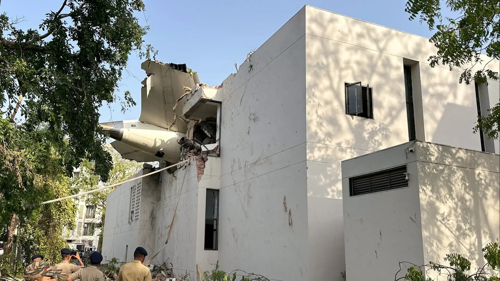 זנב מטוס שהתרסק על מבנה באחמדאבאד, הודו, 12 ביוני 2025