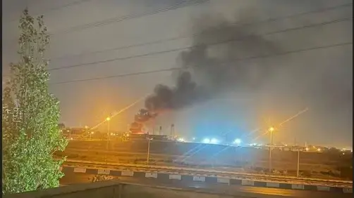 עשן מיתמר לאחר תקיפת ישראל, טהראן, איראן, 13 ביוני 2025 עשן מיתמר לאחר תקיפת ישראל, טהראן, איראן, 13 ביוני 2025