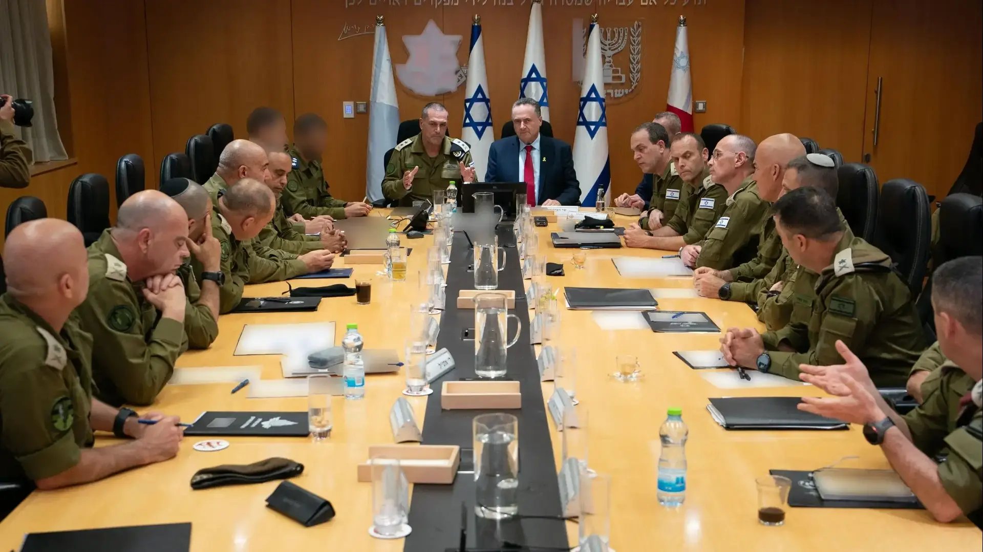 שר הביטחון ישראל כ"ץ  עם הרמטכ"ל, רב-אלוף אייל זמיר, וחברי פורום מטכ"ל, שעות ספורות לפני פתיחת מבצע "עם כלביא" באיראן, 13 ביוני 2025
