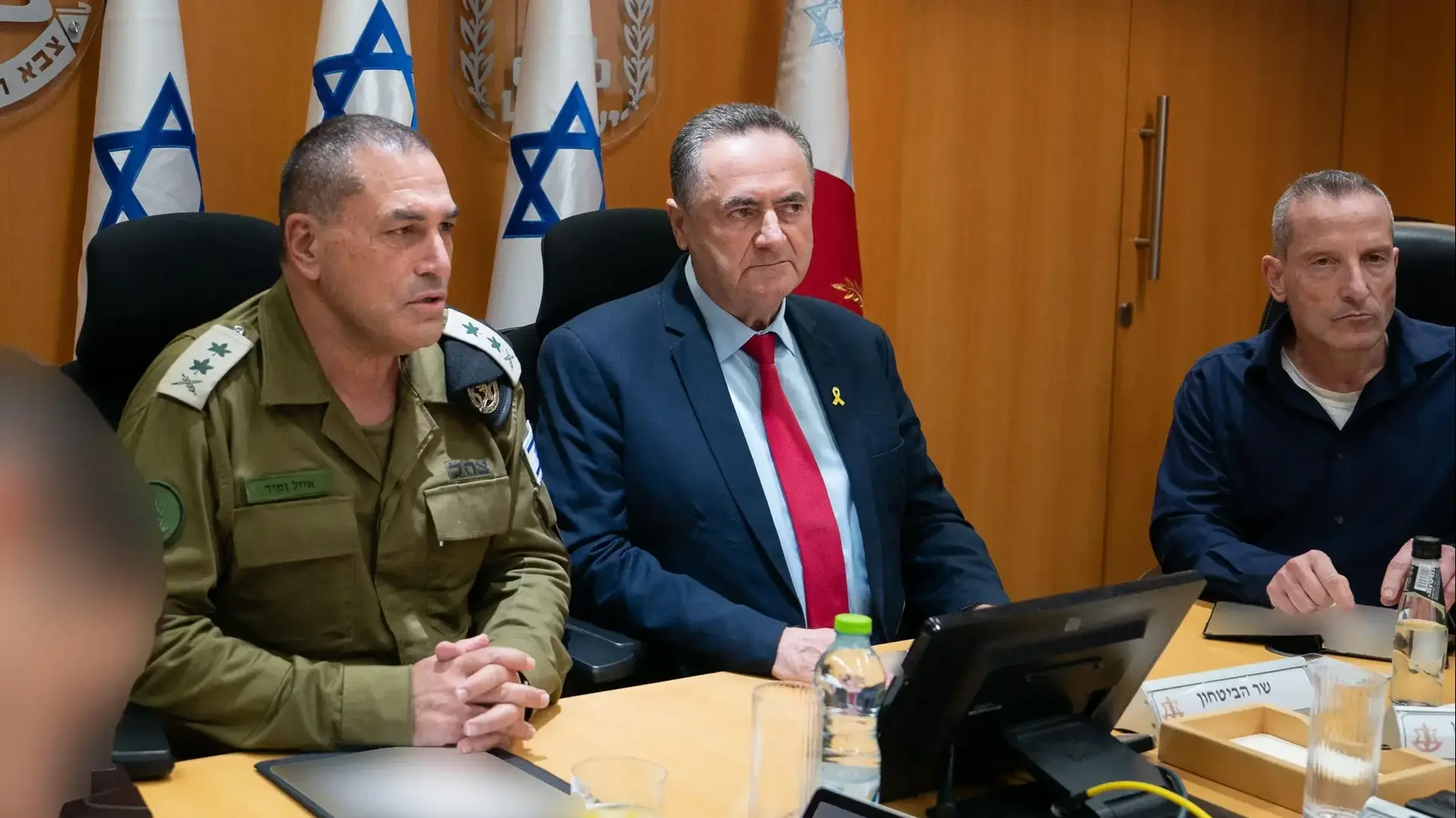 שר הביטחון ישראל כ"ץ  עם הרמטכ"ל, רב-אלוף אייל זמיר, וחברי פורום מטכ"ל, שעות ספורות לפני פתיחת מבצע "עם כלביא" באיראן, 13 ביוני 2025