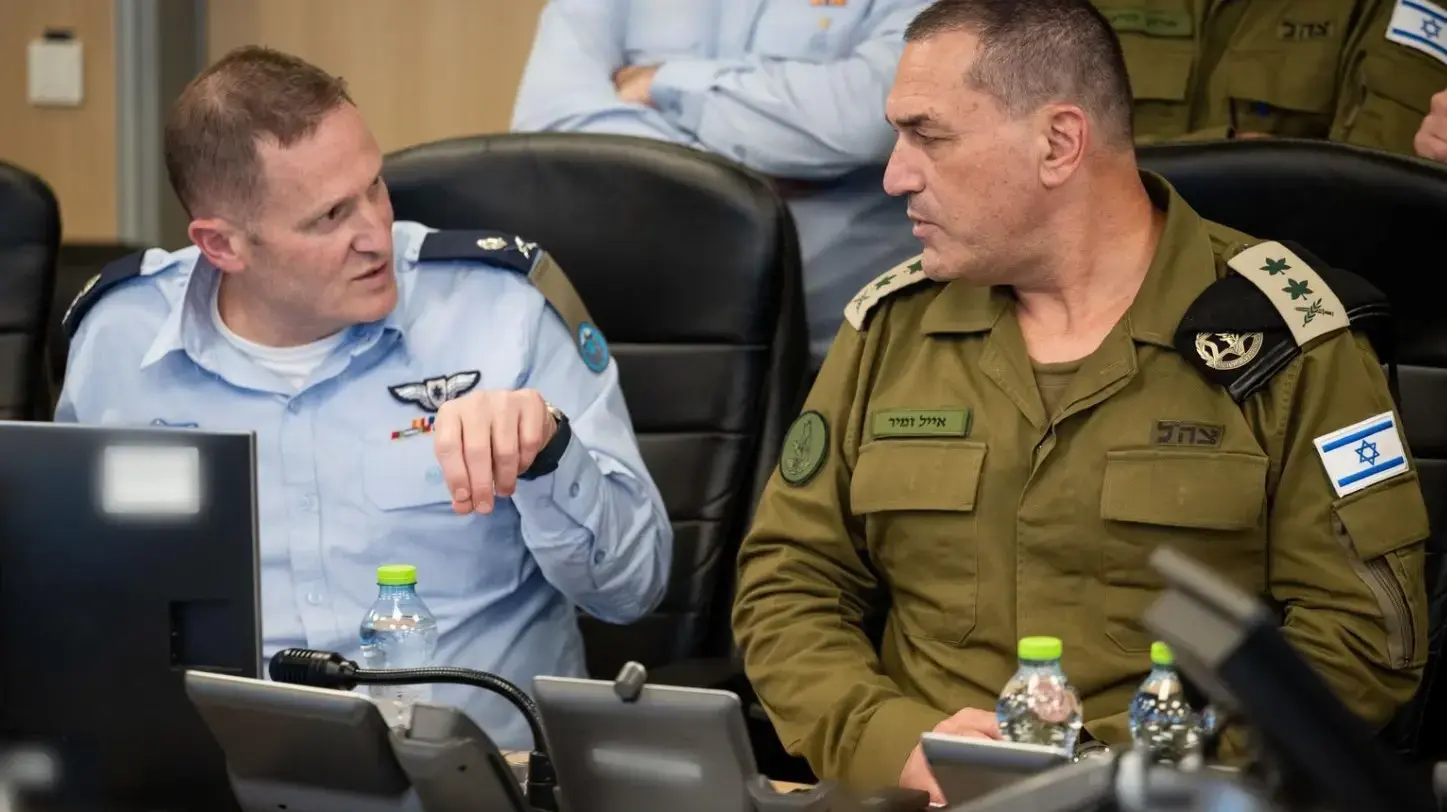 הרמטכ"ל אייל זמיר עם מפקד חיל האויר תומר בר, בזמן תקיפת ישראל באיראן, בור חיל האויר, 13 ביוני 2025 הרמטכ"ל אייל זמיר עם מפקד חיל האויר תומר בר, בזמן תקיפת ישראל באיראן, בור חיל האויר, 13 ביוני 2025