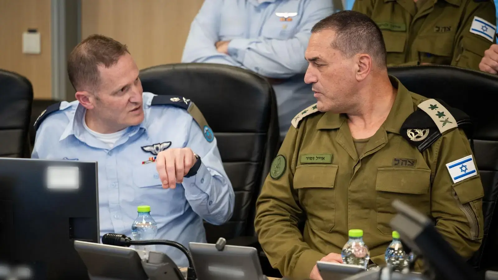 הרמטכ"ל אייל זמיר עם מפקד חיל האויר תומר בר, בזמן תקיפת ישראל באיראן, בור חיל האויר, 13 ביוני 2025 הרמטכ"ל אייל זמיר עם מפקד חיל האויר תומר בר, בזמן תקיפת ישראל באיראן, בור חיל האויר, 13 ביוני 2025