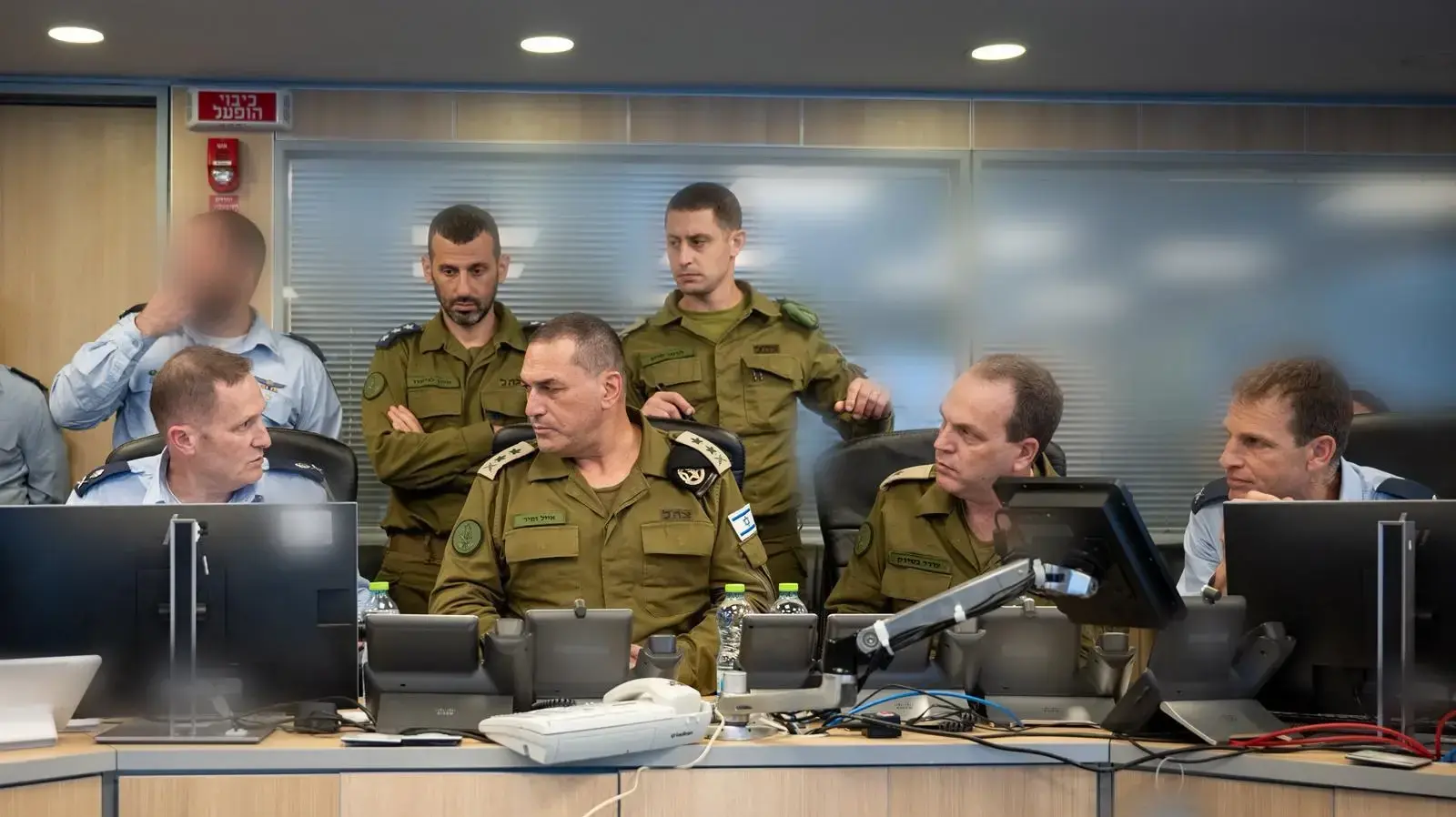 הרמטכ"ל אייל זמיר עם מפקד חיל האויר תומר בר, בזמן תקיפת ישראל באיראן, בור חיל האויר, 13 ביוני 2025 הרמטכ"ל אייל זמיר עם מפקד חיל האויר תומר בר, בזמן תקיפת ישראל באיראן, בור חיל האויר, 13 ביוני 2025