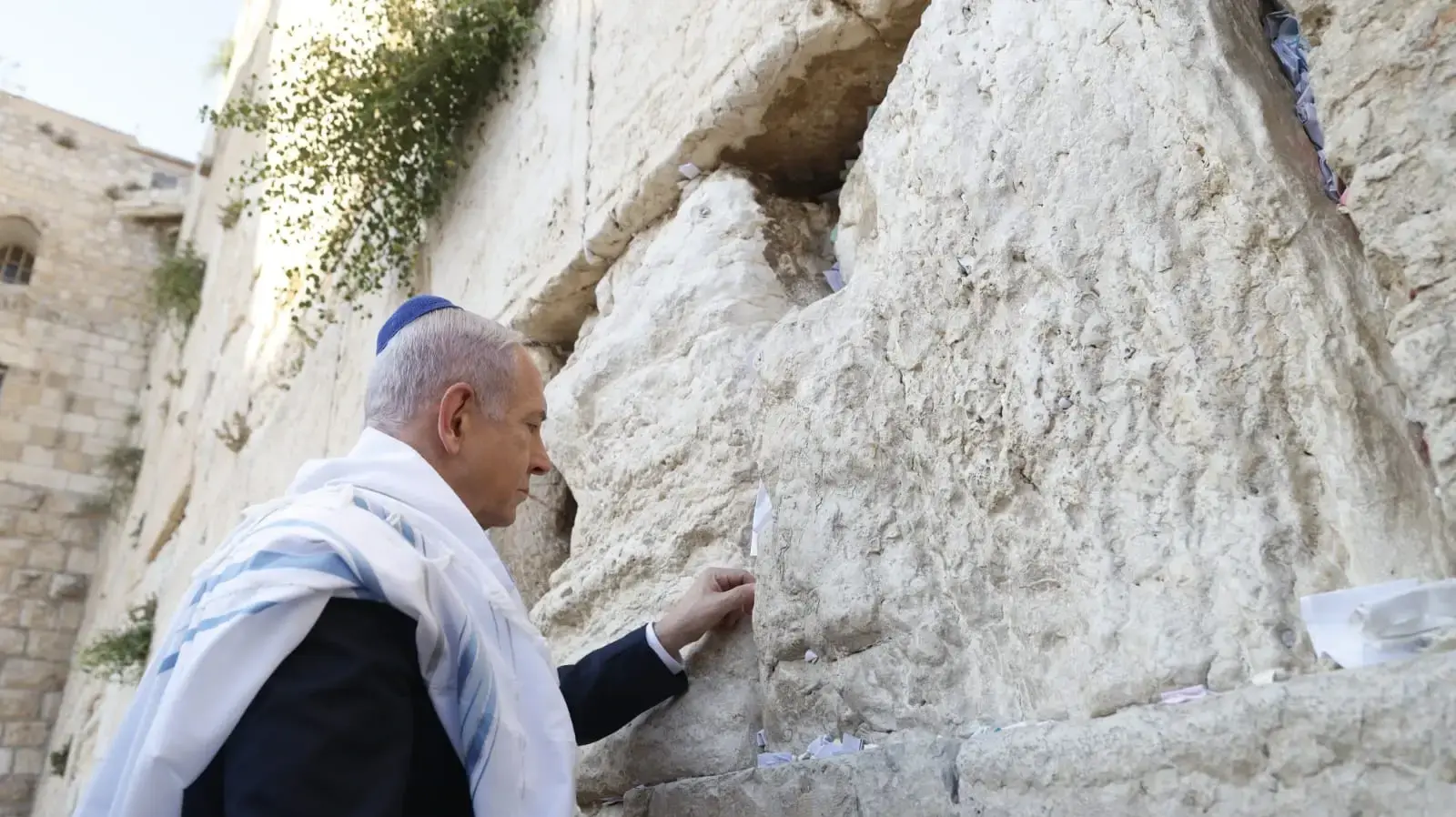ראש הממשלה בנימין נתניהו הטמין פתק בכותל המערבי: "עם כלביא יקום וכארי יתנשא", 12 ביוני 2025 ראש הממשלה בנימין נתניהו הטמין פתק בכותל המערבי: "עם כלביא יקום וכארי יתנשא", 12 ביוני 2025