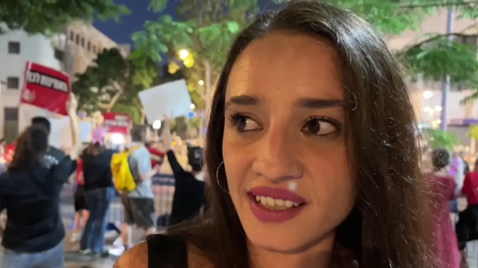 לפני הופעת אייל גולן באצטדיון בלומפילד בתל אביב ב-12 ביוני 2025 התקיימה הפגנה שהובילה טאיסיה זמולוצקי, מנפגעות הזמר בפרשת הקטינות. היא והמפגינים ספגו ממעריצי גולן קריאות גנאי קשות ובהן "טאיסיה זונה" ותגובות אלימות נוספות. המשטרה עצרה שניים מהמעריצים ושניי לפני הופעת אייל גולן באצטדיון בלומפילד בתל אביב ב-12 ביוני 2025 התקיימה הפגנה שהובילה טאיסיה זמולוצקי, מנפגעות הזמר בפרשת הקטינות. היא והמפגינים ספגו ממעריצי גולן קריאות גנאי קשות ובהן "טאיסיה זונה" ותגובות אלימות נוספות. המשטרה עצרה שניים מהמעריצים ושניי