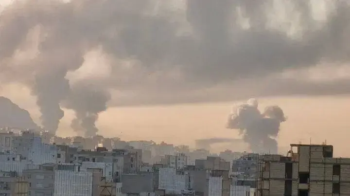 עשן מיתמר מתקיפות של חיל האוויר במחוז מזרח אזרבייג'ן באיראן, 13 ביוני 2025 עשן מיתמר מתקיפות של חיל האוויר במחוז מזרח אזרבייג'ן באיראן, 13 ביוני 2025