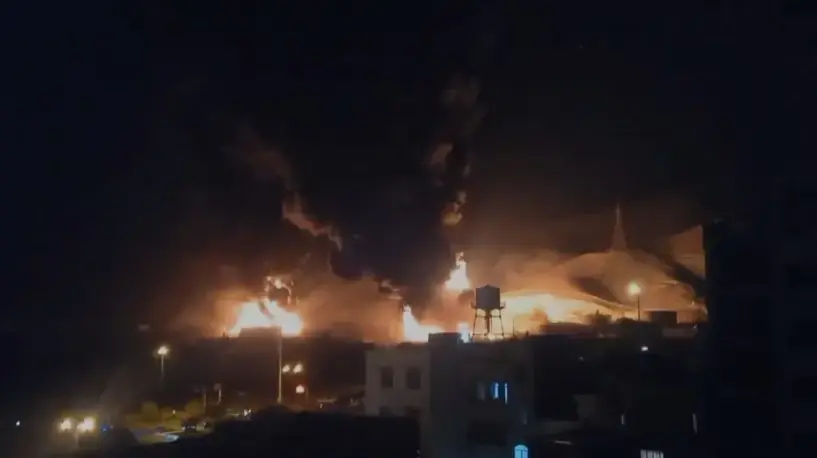 שריפה במתקן נפט בשכונת שהראן, שבמערב איראן, 15 ביוני 2025 שריפה במתקן נפט בשכונת שהראן, שבמערב איראן, 15 ביוני 2025