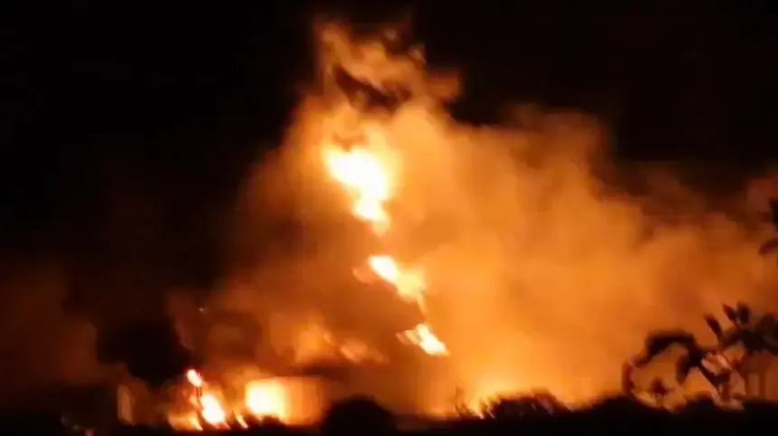 שריפה במתקן נפט בשכונת שהראן, שבמערב איראן, 15 ביוני 2025 שריפה במתקן נפט בשכונת שהראן, שבמערב איראן, 15 ביוני 2025