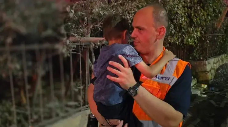חילוץ פעוט מזירת פגיעה ישירה משיגור טילים מאיראן, 15 ביוני 2025 חילוץ פעוט מזירת פגיעה ישירה משיגור טילים מאיראן, 15 ביוני 2025