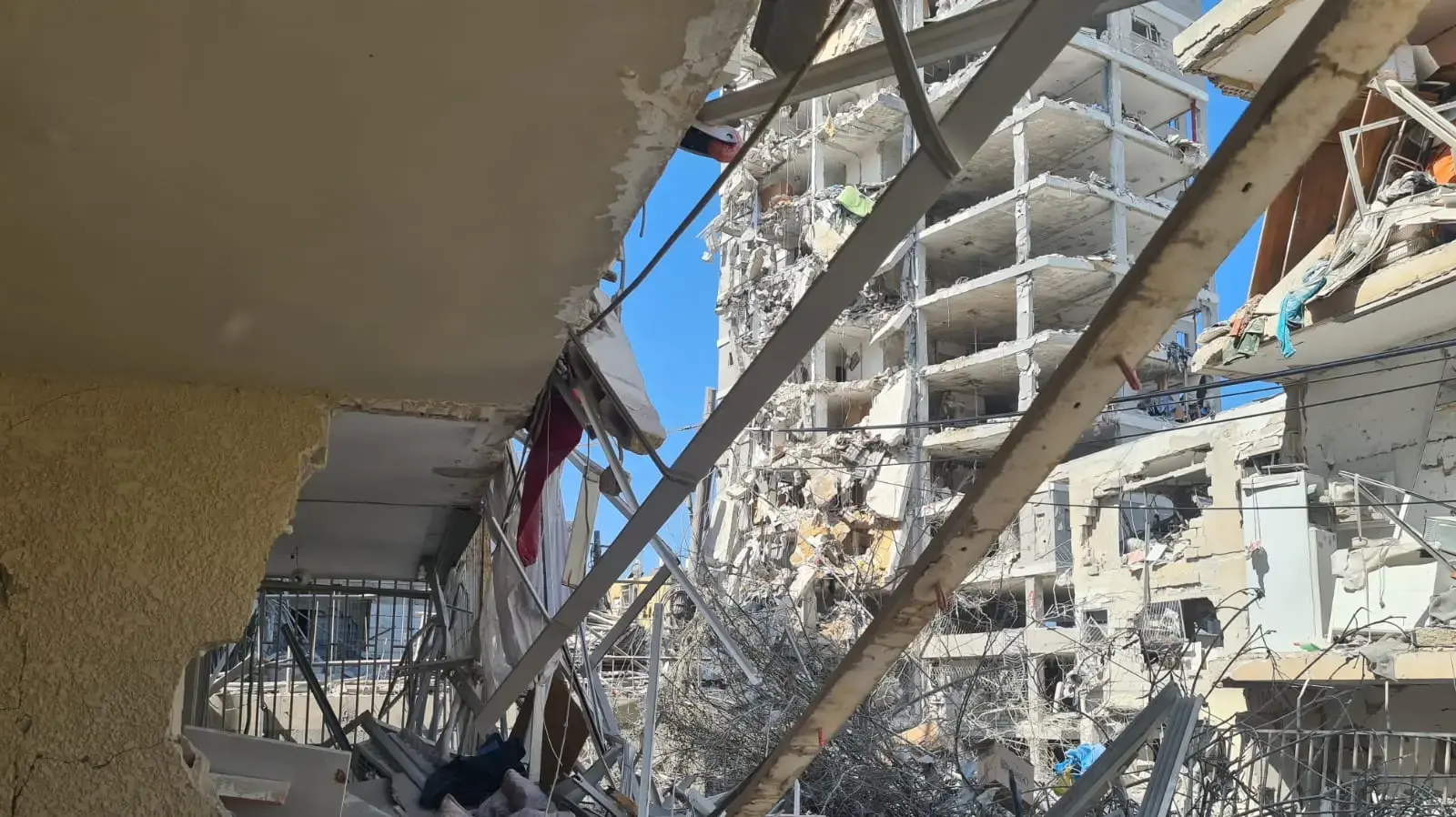 הריסות לאחר התקיפה האיראנית בבת ים. 14 ביוני 2025 הריסות לאחר התקיפה האיראנית בבת ים. 14 ביוני 2025