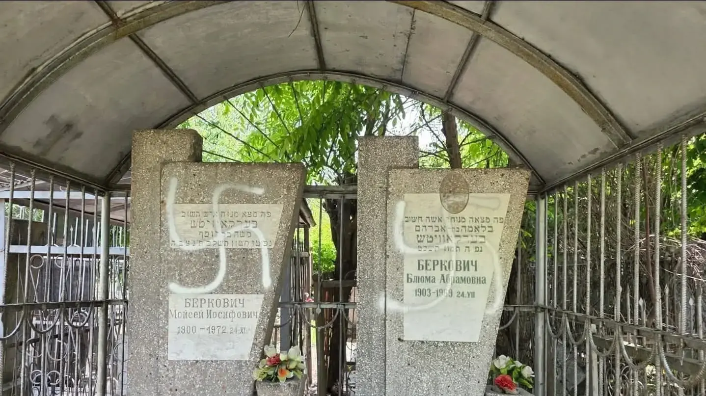 חוללו קברים בבית העלמין היהודי בקישינב בירת מולדובה. 15.6.25 חוללו קברים בבית העלמין היהודי בקישינב בירת מולדובה. 15.6.25