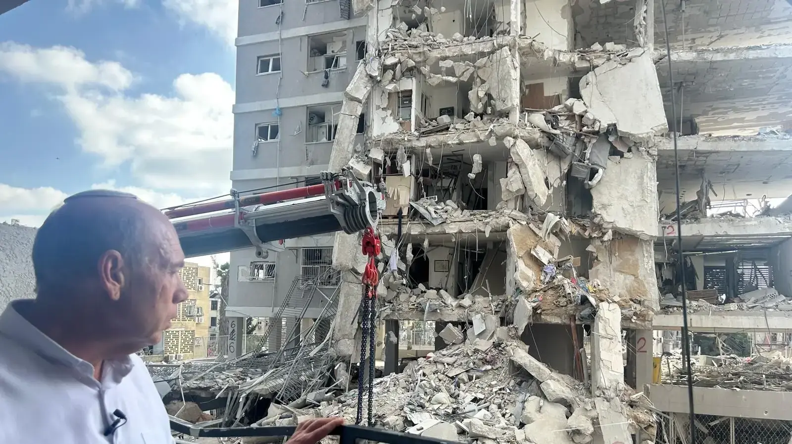 מבקר המדינה ונציב תלונות הציבור, מתניהו אנגלמן, ביקר בזירות שנפגעו מטילים בבת ים וברמת גן, 15 ביוני 2025 מבקר המדינה ונציב תלונות הציבור, מתניהו אנגלמן, ביקר בזירות שנפגעו מטילים בבת ים וברמת גן, 15 ביוני 2025