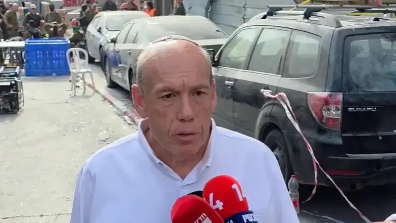 מבקר המדינה ונציב תלונות הציבור, מתניהו אנגלמן, ביקר בזירות שנפגעו מטילים בבת ים וברמת גן, 15 ביוני 2025