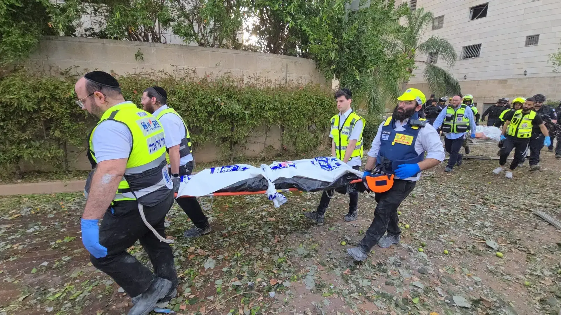 זירת נפילה טילים ששוגרו מאיראן, פתח תקווה, 16 ביוני 2025 זירת נפילה טילים ששוגרו מאיראן, פתח תקווה, 16 ביוני 2025
