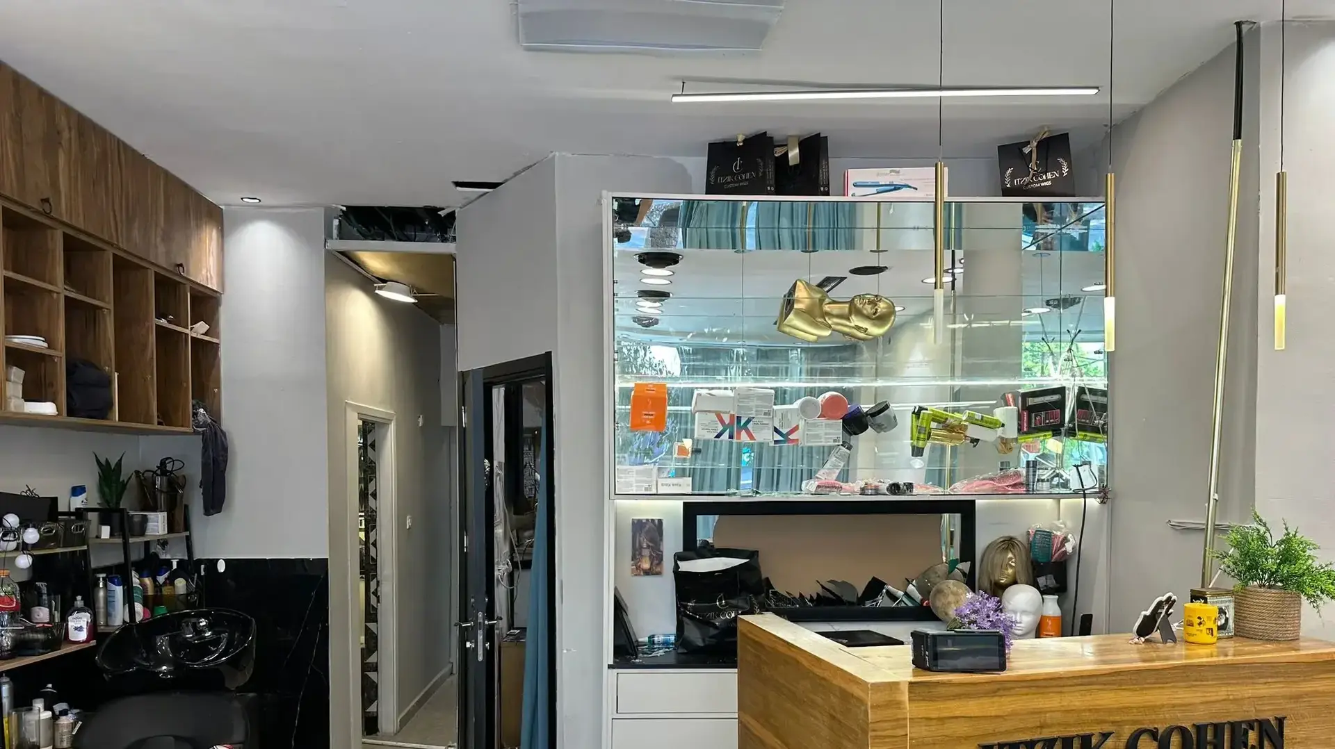 מספרתו של איציק כהן שניזוקה מפגיעת טיל איראני, 16 ביוני 2025 מספרתו של איציק כהן שניזוקה מפגיעת טיל איראני, 16 ביוני 2025