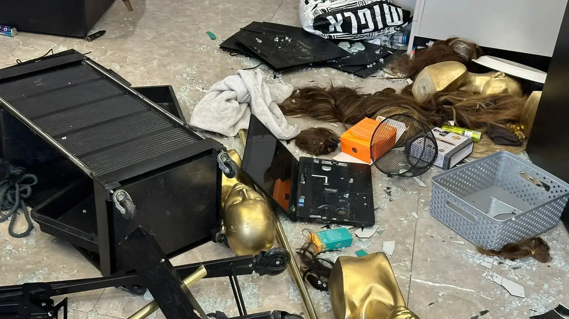 מספרתו של איציק כהן שניזוקה מפגיעת טיל איראני, 16 ביוני 2025 מספרתו של איציק כהן שניזוקה מפגיעת טיל איראני, 16 ביוני 2025