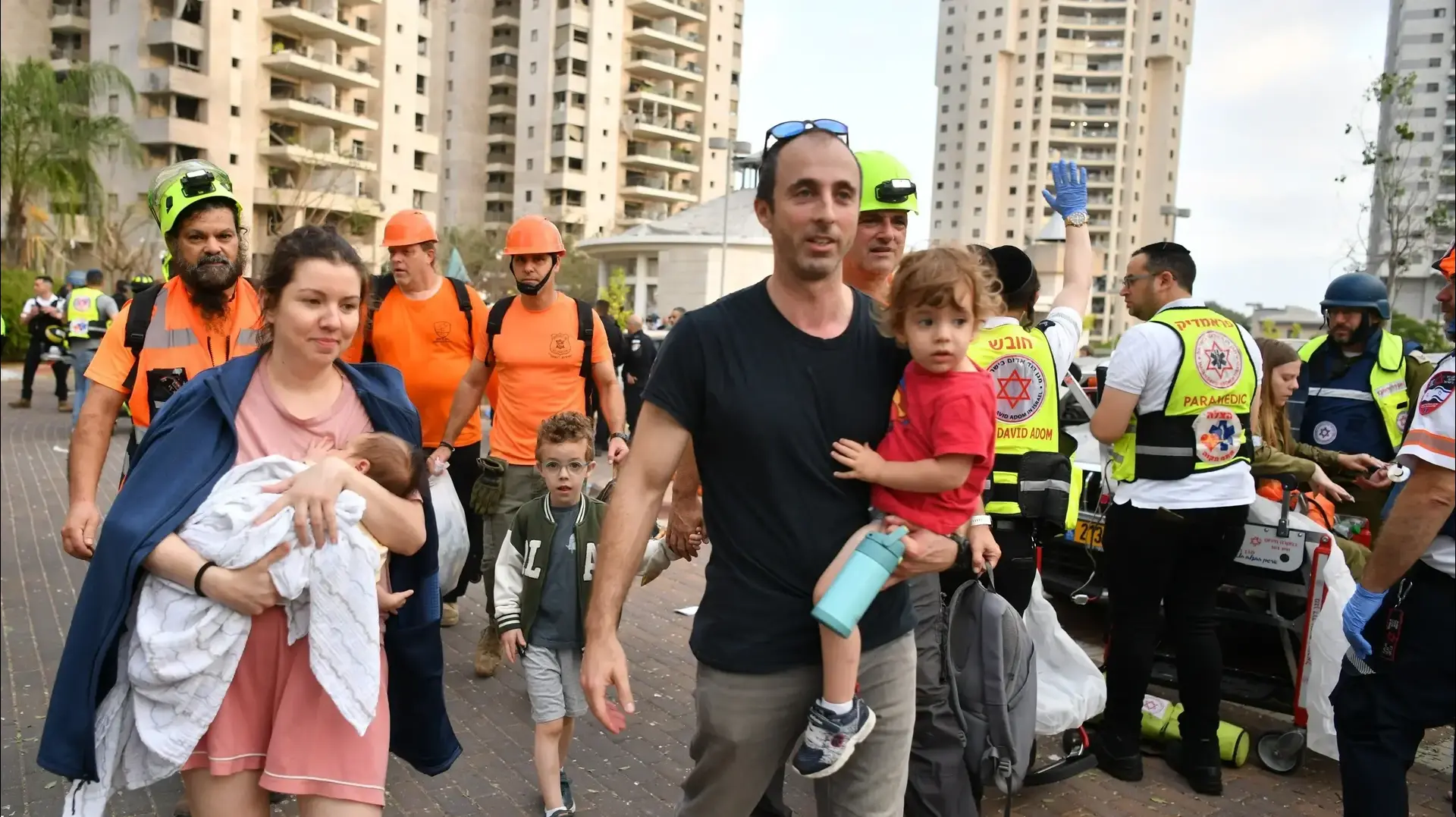אנשים מתפנים מבתיהם,זירת נפילה טילים ששוגרו מאיראן,16 ביוני 2025