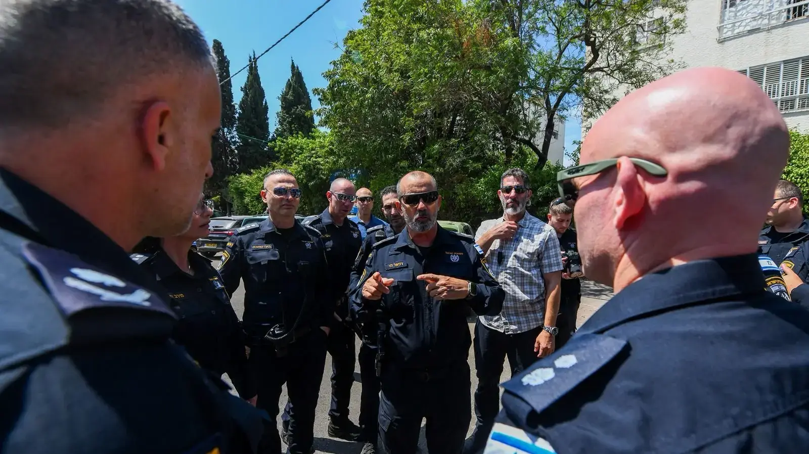 המפכ"ל דני לוי מבקר בזירות פגיעות הטילים המפכ"ל דני לוי מבקר בזירות פגיעות הטילים