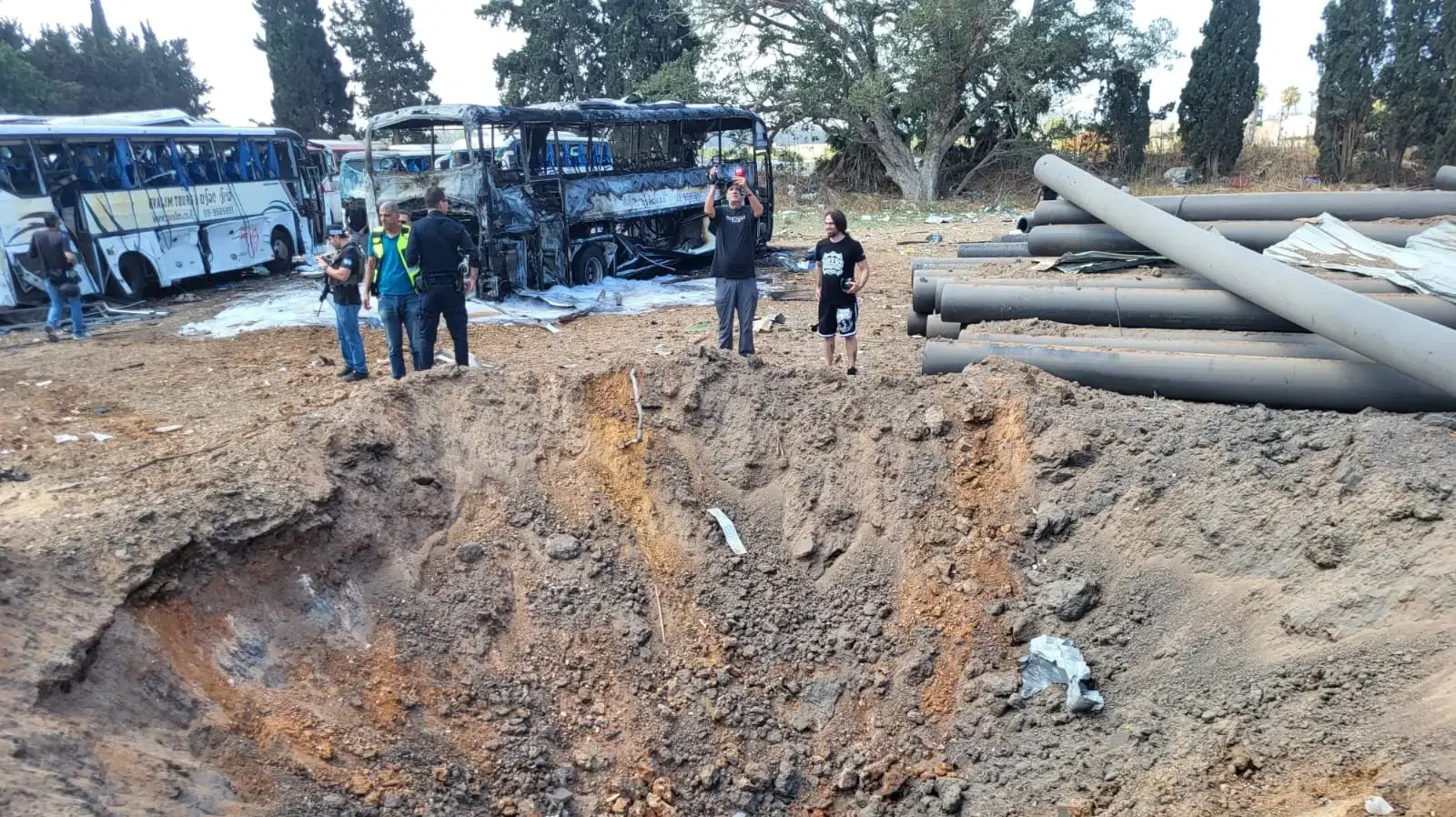 מכתש שנוצר כתוצאה מנפילת טיל ששוגר מאיראן, חניון אוטובוסים 17 ביוני 2025 מכתש שנוצר כתוצאה מנפילת טיל ששוגר מאיראן, חניון אוטובוסים 17 ביוני 2025