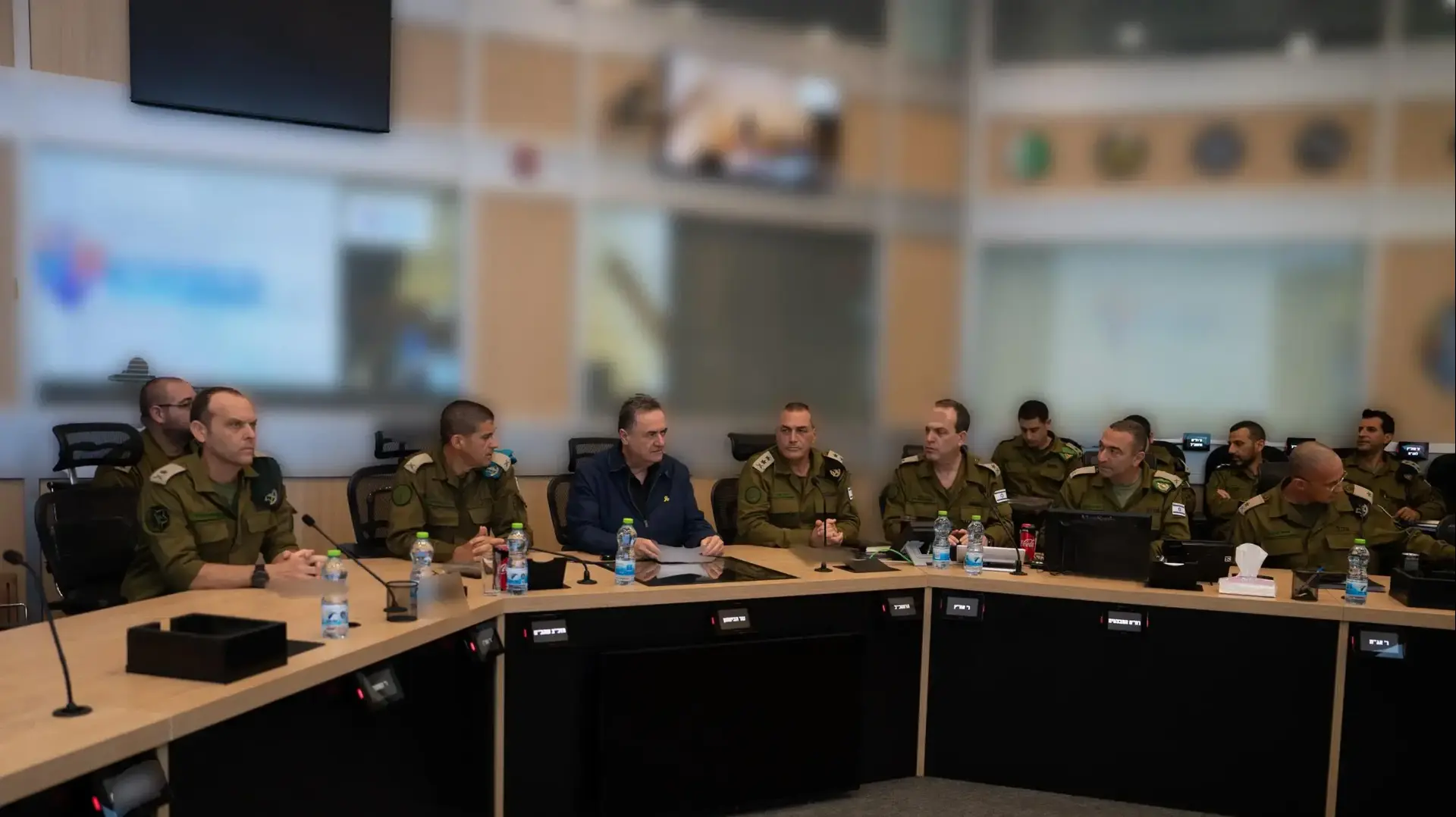שר הביטחון ישראל כ"ץ קיים הערכת מצב עם הרמטכ"ל, רב-אלוף אייל זמיר, מנכ"ל משרד הביטחון, אלוף (מיל') אמיר ברעם, ראש אמ"ץ, אלוף עודד בסיוק, ראש אמ"ן, אלוף שלומי בינדר, ראש אג"ת, אלוף אייל הראל, מפקד פקע"ר, אלוף רפי מילוא, נציגי חיל האוויר, מוסד ושב"כ, 17 ביוני 2025 שר הביטחון ישראל כ"ץ קיים הערכת מצב עם הרמטכ"ל, רב-אלוף אייל זמיר, מנכ"ל משרד הביטחון, אלוף (מיל') אמיר ברעם, ראש אמ"ץ, אלוף עודד בסיוק, ראש אמ"ן, אלוף שלומי בינדר, ראש אג"ת, אלוף אייל הראל, מפקד פקע"ר, אלוף רפי מילוא, נציגי חיל האוויר, מוסד ושב"כ, 17 ביוני 2025