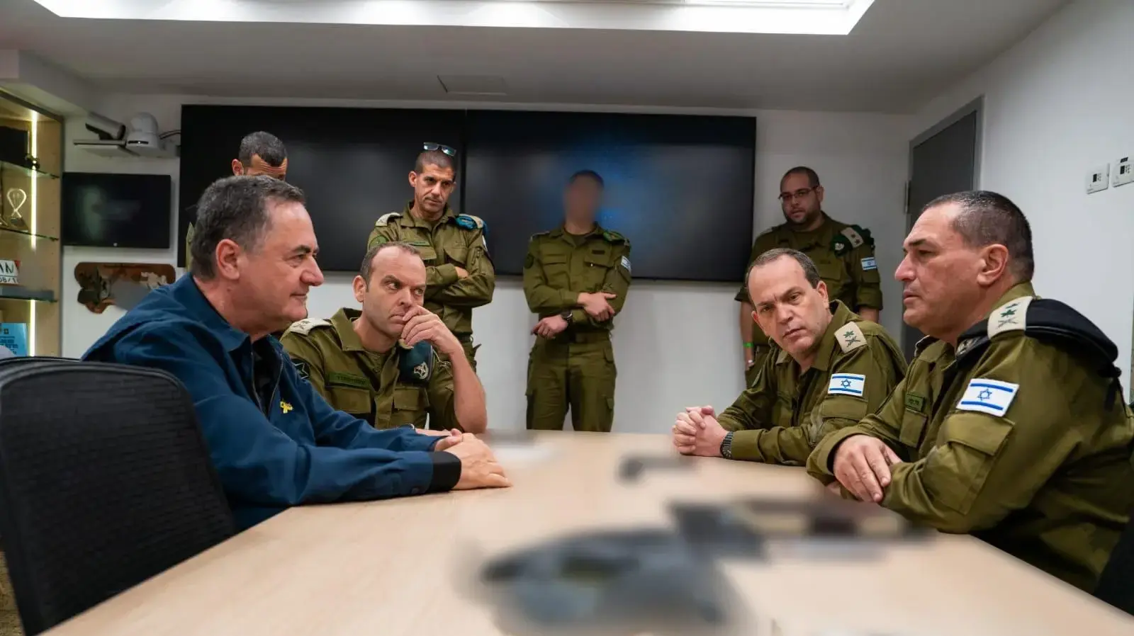 שר הביטחון ישראל כ"ץ קיים הערכת מצב עם הרמטכ"ל, רב-אלוף אייל זמיר, מנכ"ל משרד הביטחון, אלוף (מיל') אמיר ברעם, ראש אמ"ץ, אלוף עודד בסיוק, ראש אמ"ן, אלוף שלומי בינדר, ראש אג"ת, אלוף אייל הראל, מפקד פקע"ר, אלוף רפי מילוא, נציגי חיל האוויר, מוסד ושב"כ, 17 ביוני 2025 שר הביטחון ישראל כ"ץ קיים הערכת מצב עם הרמטכ"ל, רב-אלוף אייל זמיר, מנכ"ל משרד הביטחון, אלוף (מיל') אמיר ברעם, ראש אמ"ץ, אלוף עודד בסיוק, ראש אמ"ן, אלוף שלומי בינדר, ראש אג"ת, אלוף אייל הראל, מפקד פקע"ר, אלוף רפי מילוא, נציגי חיל האוויר, מוסד ושב"כ, 17 ביוני 2025