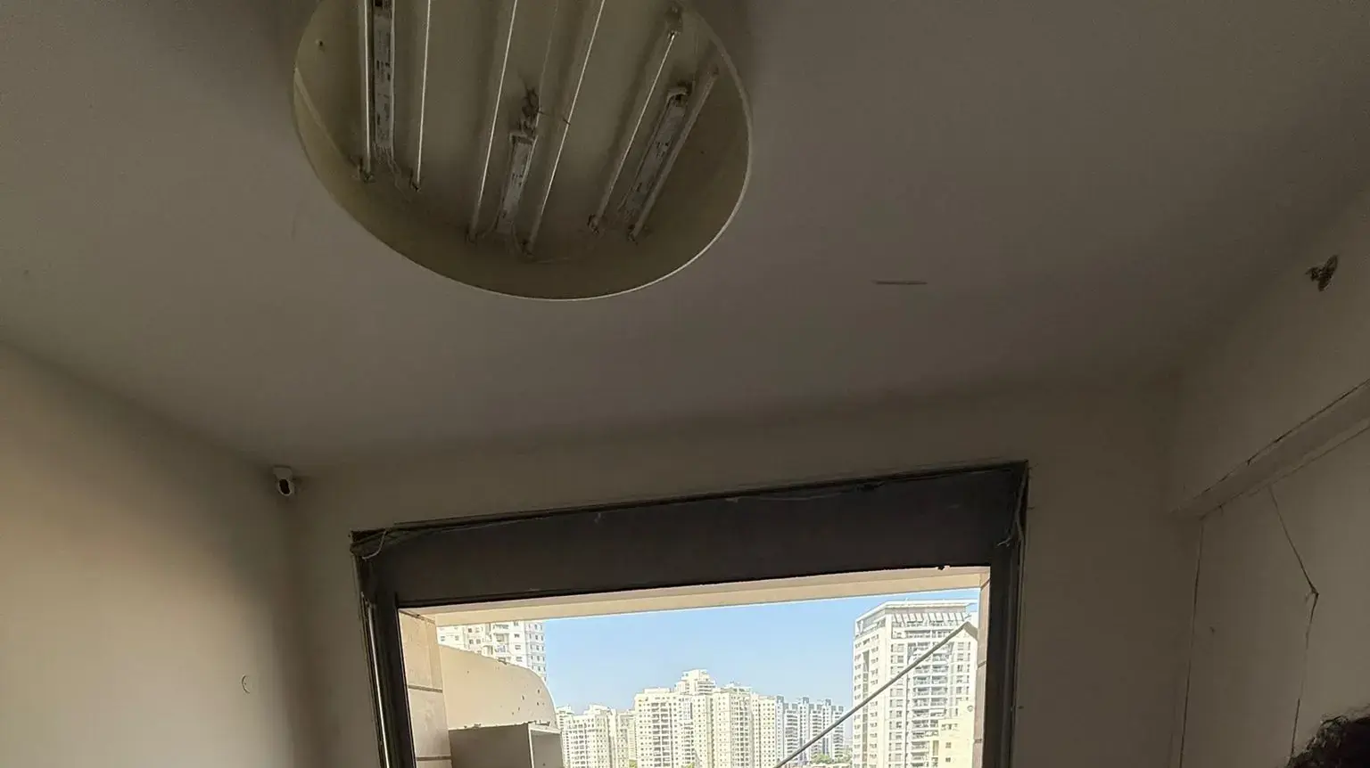 הדירה שבה נהרגה דזי יצחקי, בת 85, מפגיעת הטיל האיראני בפתח תקווה הדירה שבה נהרגה דזי יצחקי, בת 85, מפגיעת הטיל האיראני בפתח תקווה