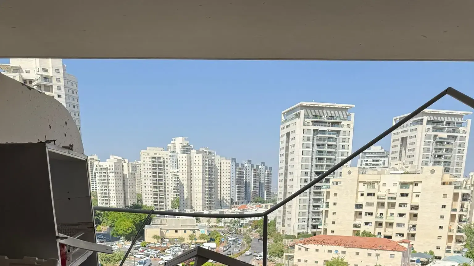 הדירה שבה נהרגה דזי יצחקי, בת 85, מפגיעת הטיל האיראני בפתח תקווה הדירה שבה נהרגה דזי יצחקי, בת 85, מפגיעת הטיל האיראני בפתח תקווה