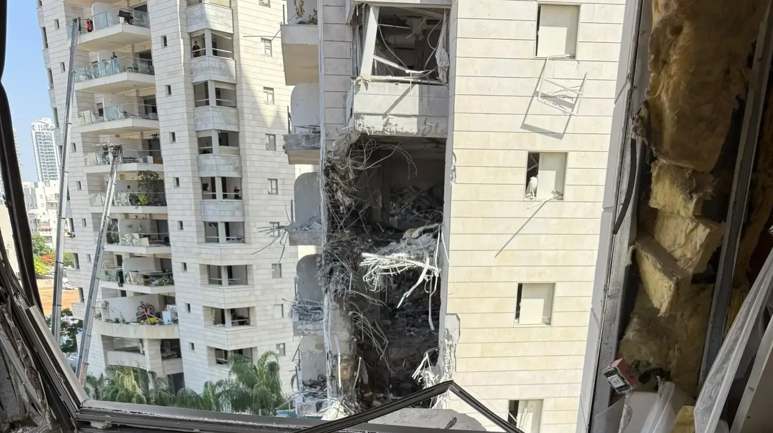 הדירה שבה נהרגה דזי יצחקי, בת 85, מפגיעת הטיל האיראני בפתח תקווה הדירה שבה נהרגה דזי יצחקי, בת 85, מפגיעת הטיל האיראני בפתח תקווה