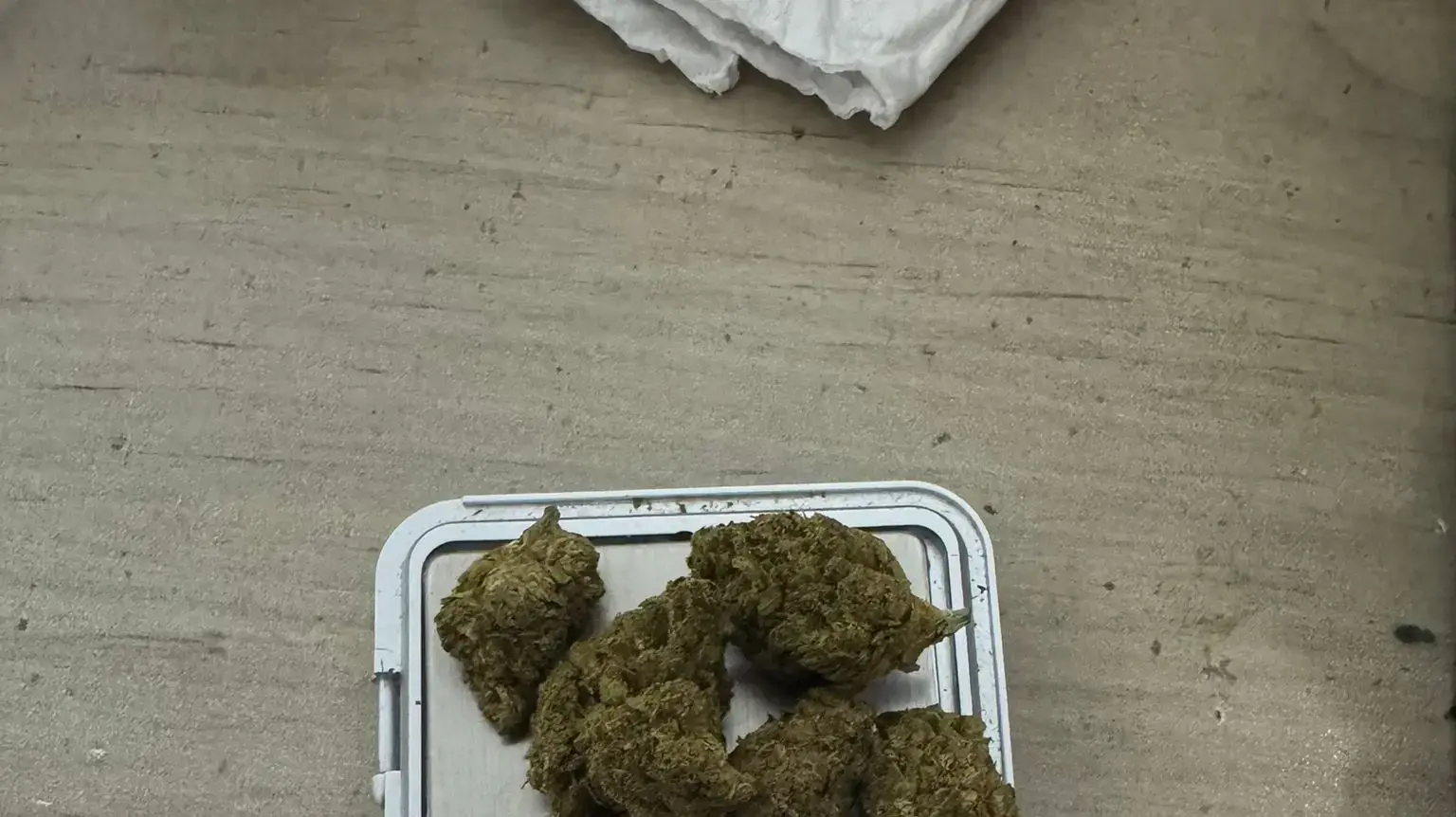 פריטים שבזז החשוד בזירת פגיעת הטיל בבת ים פריטים שבזז החשוד בזירת פגיעת הטיל בבת ים