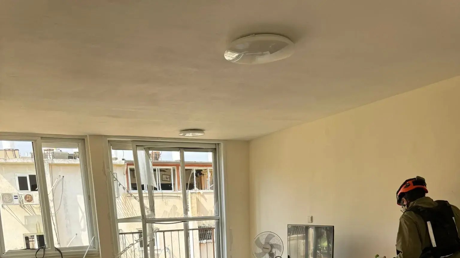 הנזק שנגרם לדירתם של רותי ויוסי אגמון מפגיעת טיל איראני, תושבי פ"ת הנזק שנגרם לדירתם של רותי ויוסי אגמון מפגיעת טיל איראני, תושבי פ"ת