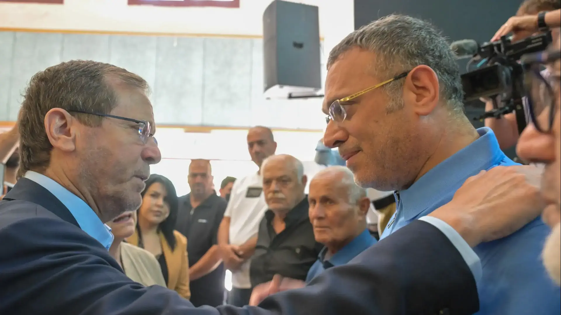 נשיא המדינה יצחק הרצוג ניחם את משפחות ח׳טיב, דיאב ואבו אלהיג׳א על אובדן של ארבע מבנות המשפחה מפגיעת טיל איראני, טמרה, 18 ביוני 2025