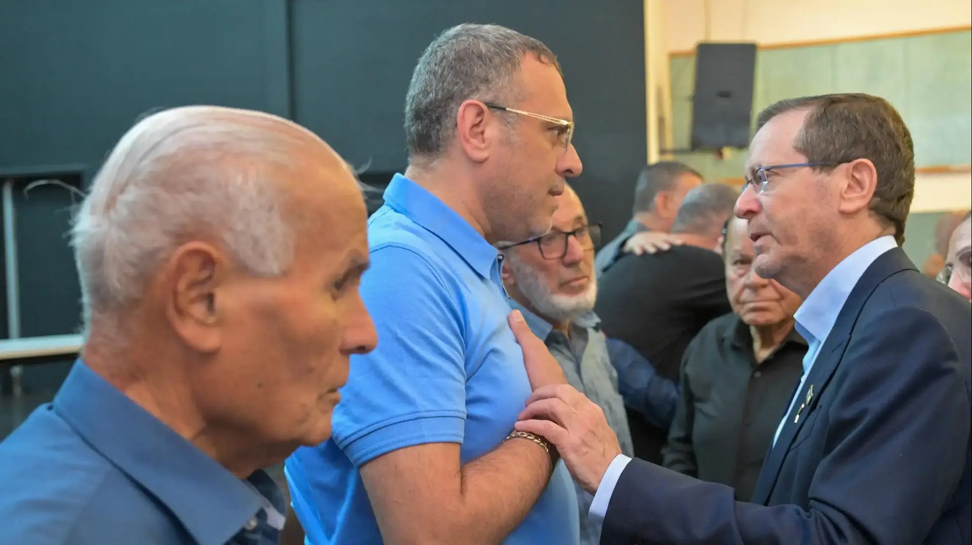 נשיא המדינה יצחק הרצוג ניחם את משפחות ח׳טיב, דיאב ואבו אלהיג׳א על אובדן של ארבע מבנות המשפחה מפגיעת טיל איראני, טמרה, 18 ביוני 2025 נשיא המדינה יצחק הרצוג ניחם את משפחות ח׳טיב, דיאב ואבו אלהיג׳א על אובדן של ארבע מבנות המשפחה מפגיעת טיל איראני, טמרה, 18 ביוני 2025